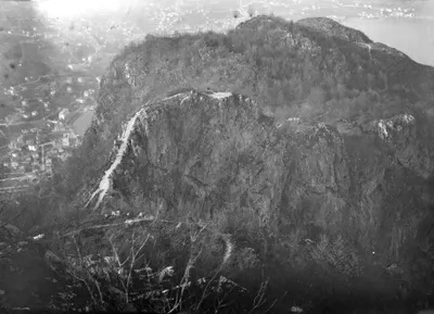 Sasso del Cucù und die Aussicht auf den Ort Paradiso